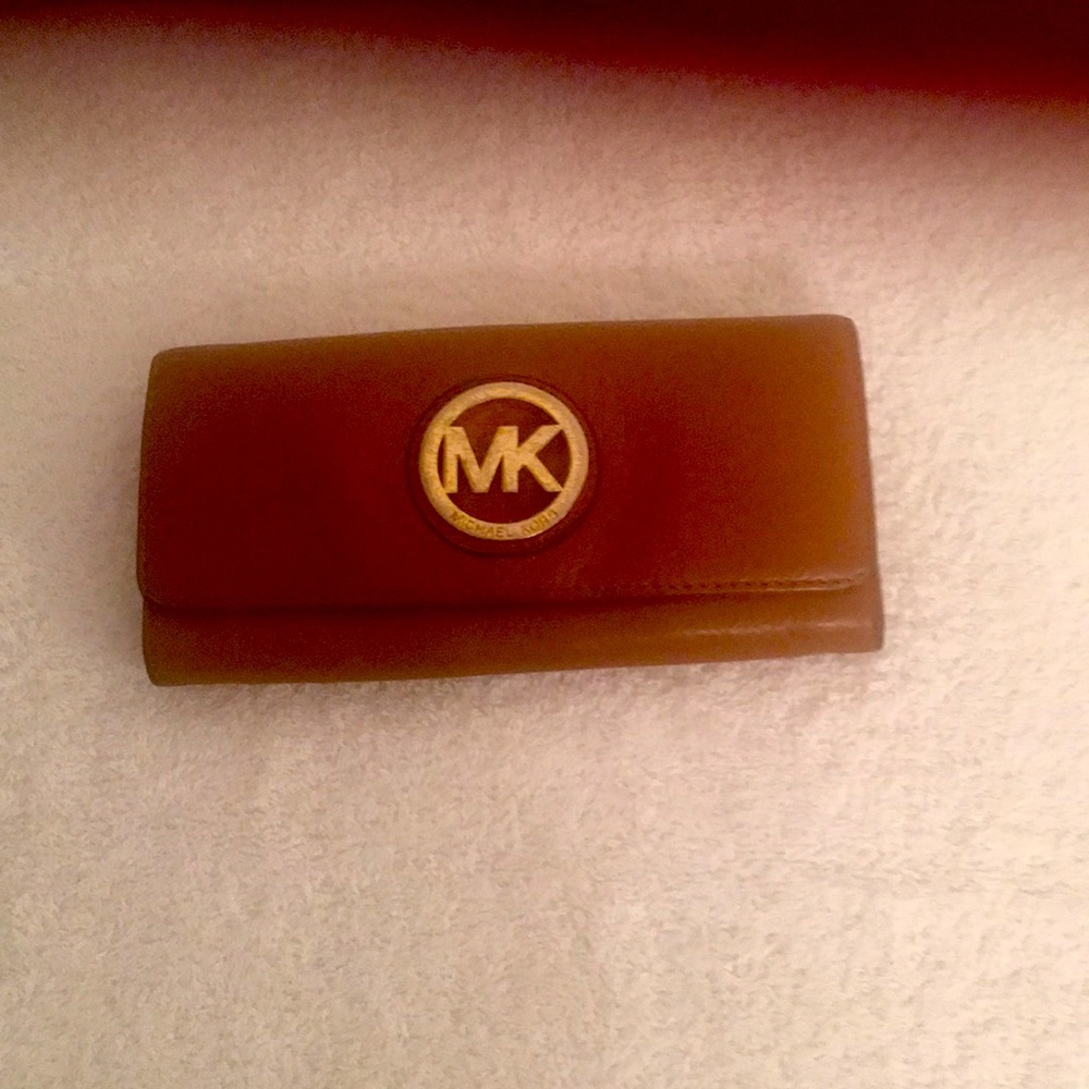 KM woman wallet brown with different department.